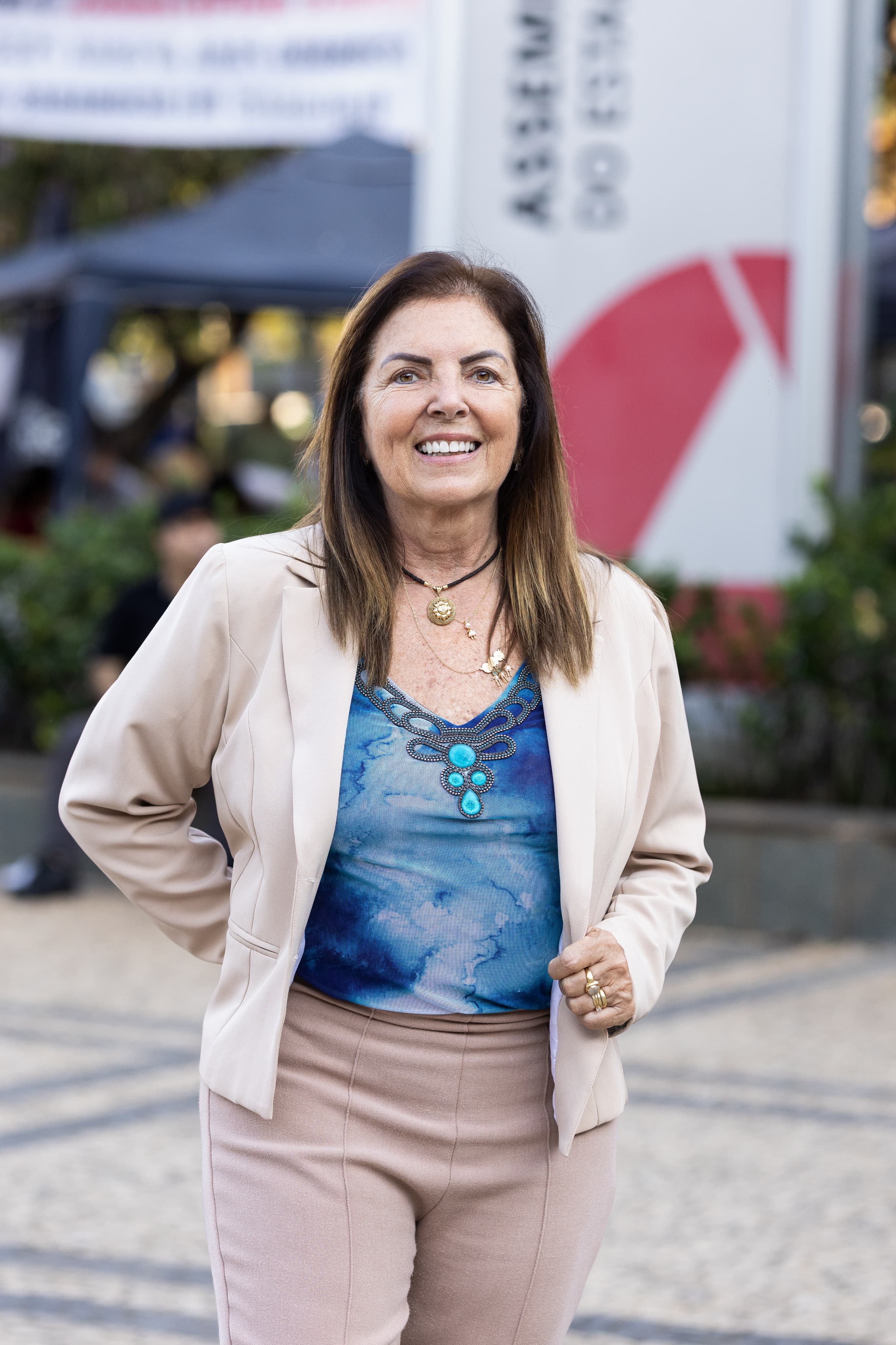 Gláucia Santiago sorrindo durante um evento público.